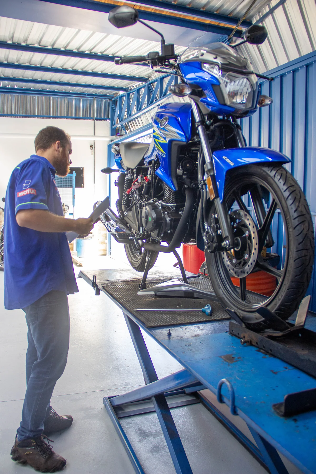 Profissional da Benaz realizando manutenção em motocicleta